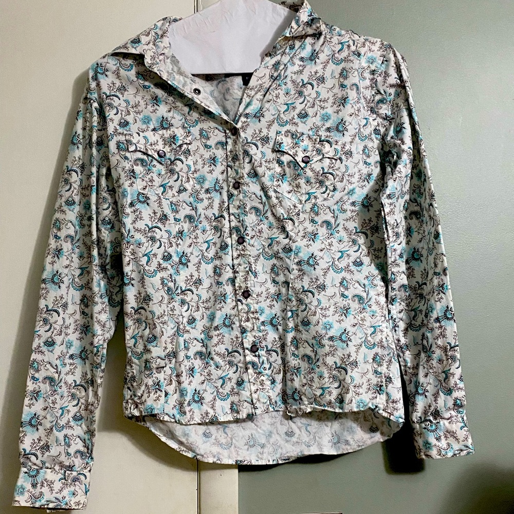 Long sleeve flower detailed pearl snap